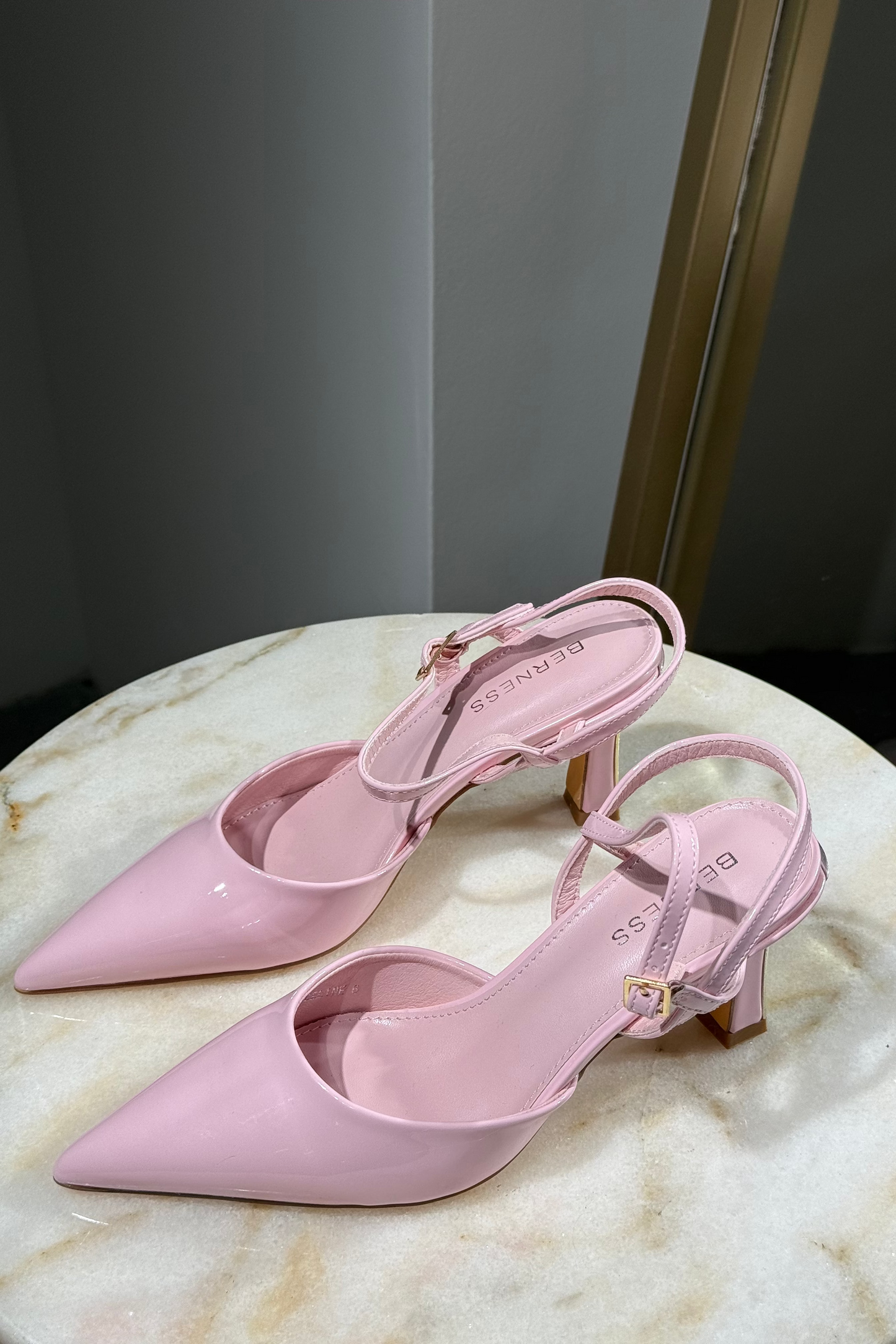 Estileto Rosado Charol Tacon Dorado