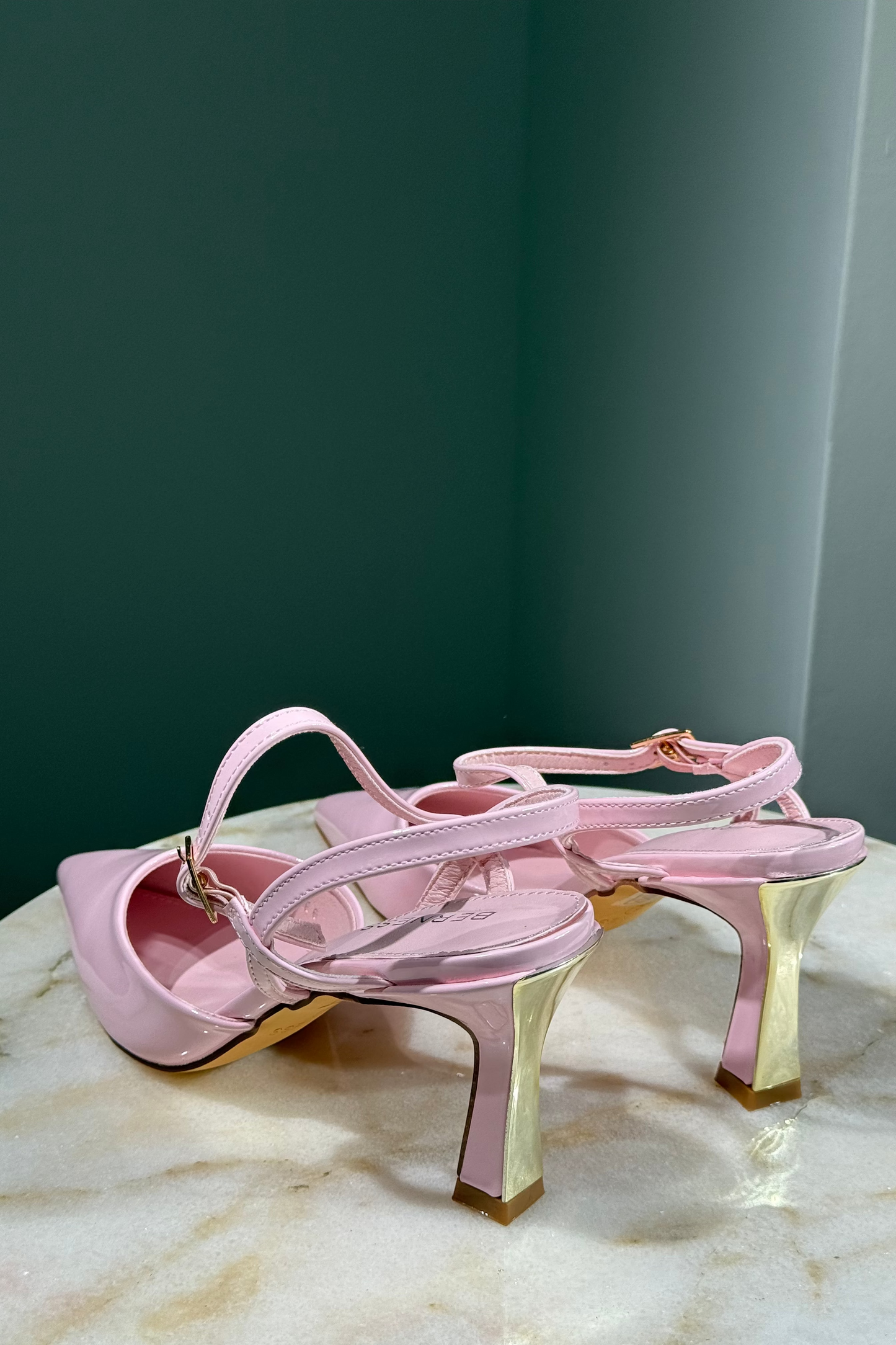 Estileto Rosado Charol Tacon Dorado